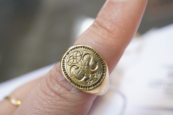 A rare Elizabethan gold signet ring, England, late 16th century